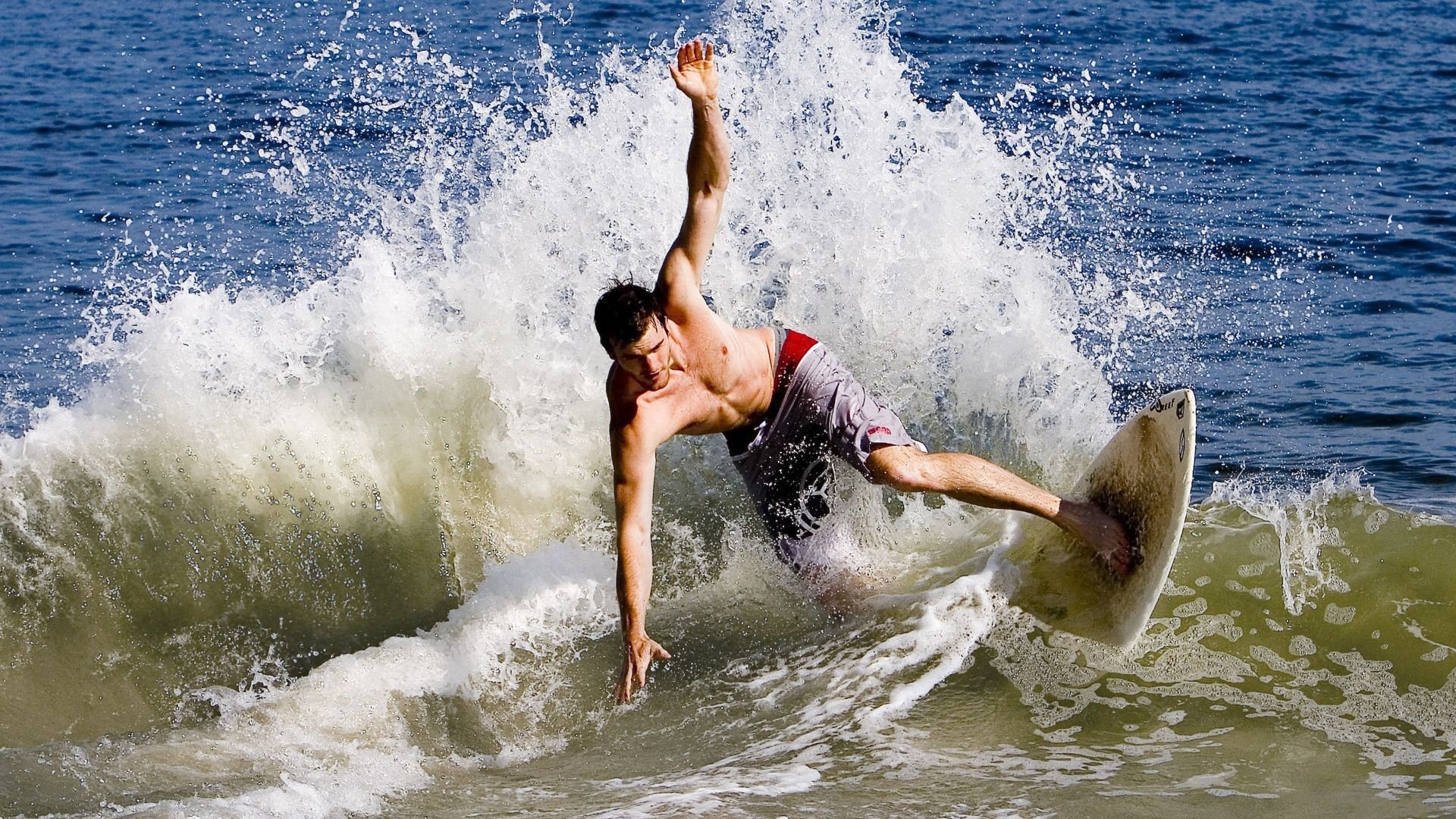 短道速滑世锦赛激战正酣 中国队力拼奖牌 新秀表现亮眼