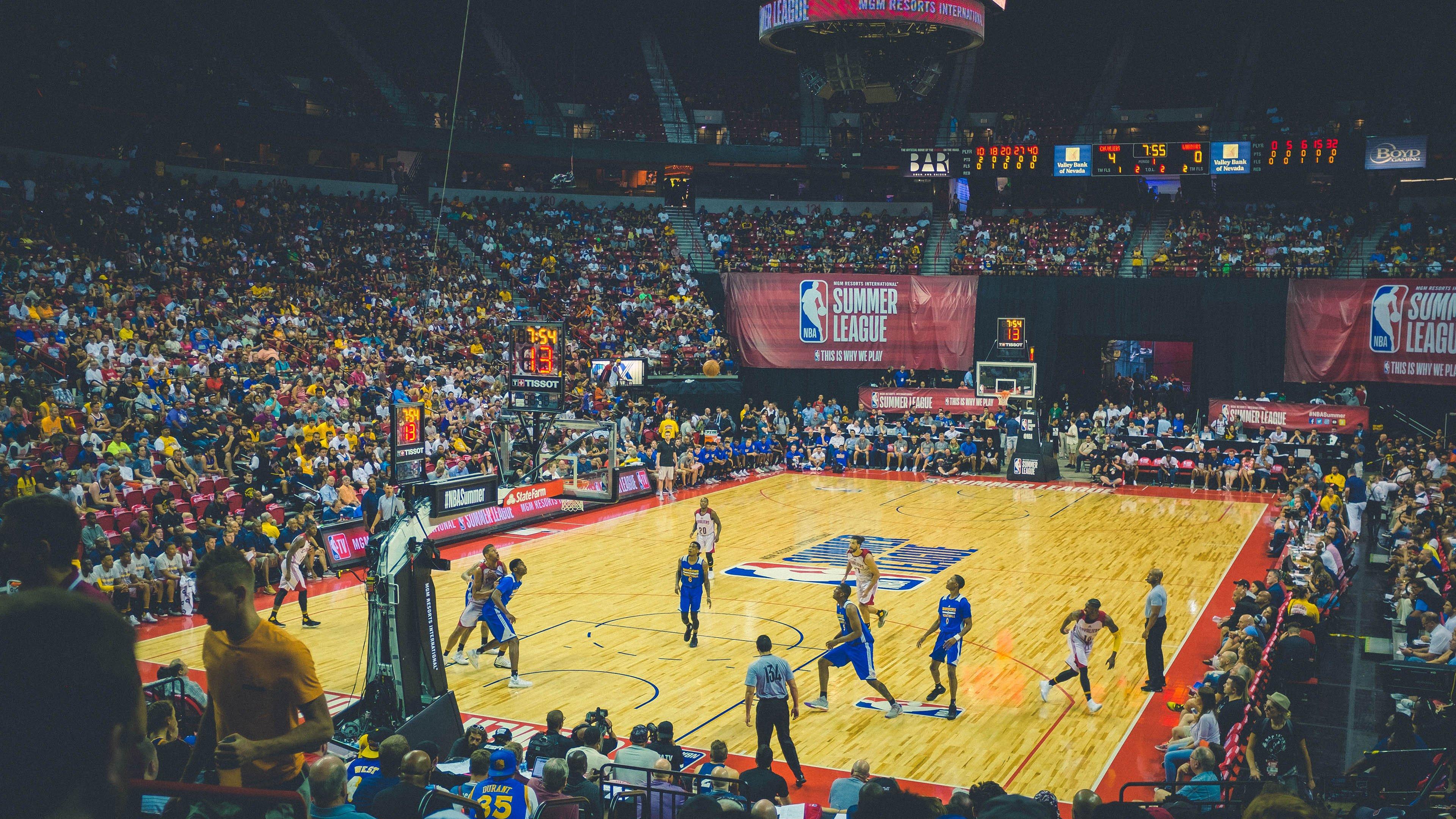 电梯偶遇即兴开唱!欧阳靖即兴Rap致敬奥尼尔,跨界互动点燃体育娱乐新火花